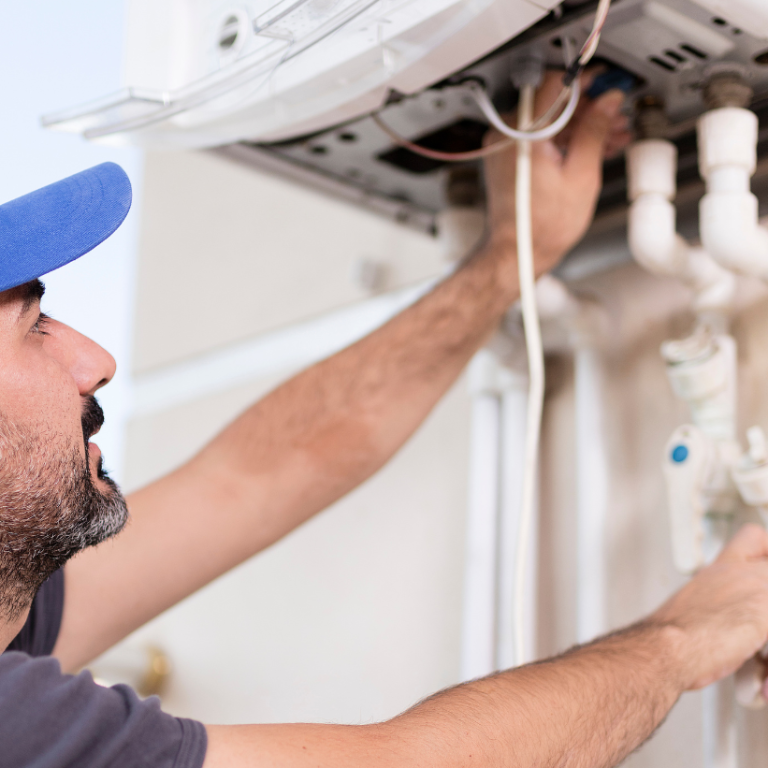 Rörmokare installerar en värmepump i ett hus